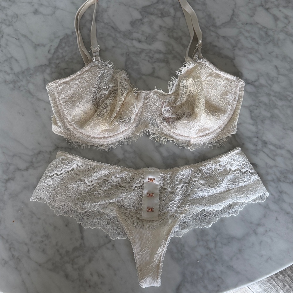 Victoria's Secret Cream Lace Underwire Bra & Bikini Set
32DD BRA, S panty